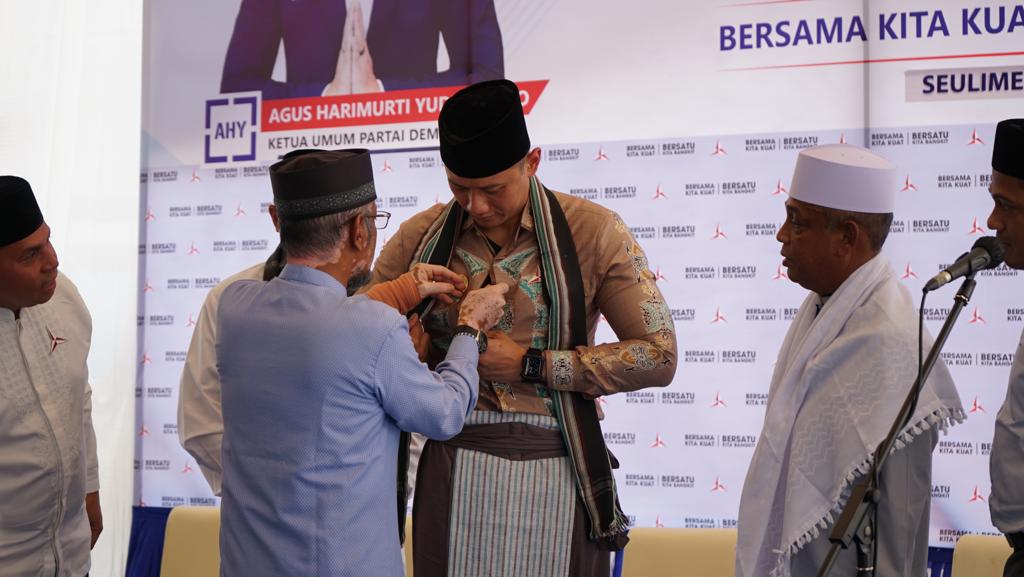 Ketum PDA Sematkan Pin Persahabatan Kepada AHY