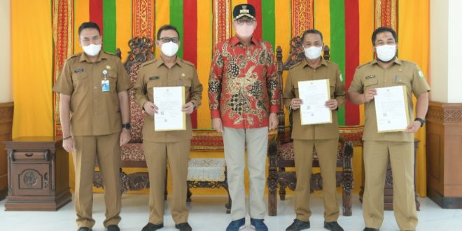 Gubernur Aceh Serahkan SK Kenaikan Pangkat Kepada Tiga Kepala SKPA
