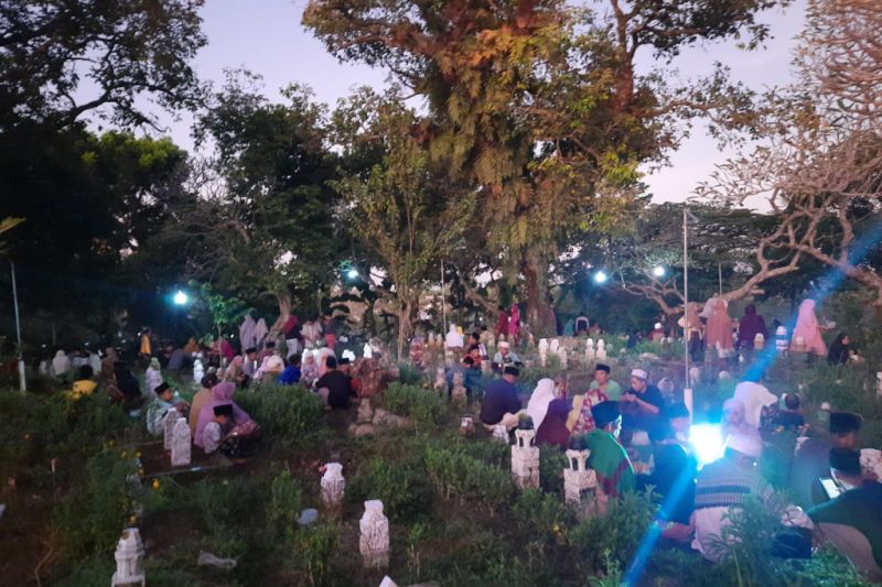 Mengintip Budaya Ziarah Kubur Hari Lebaran di Lombok