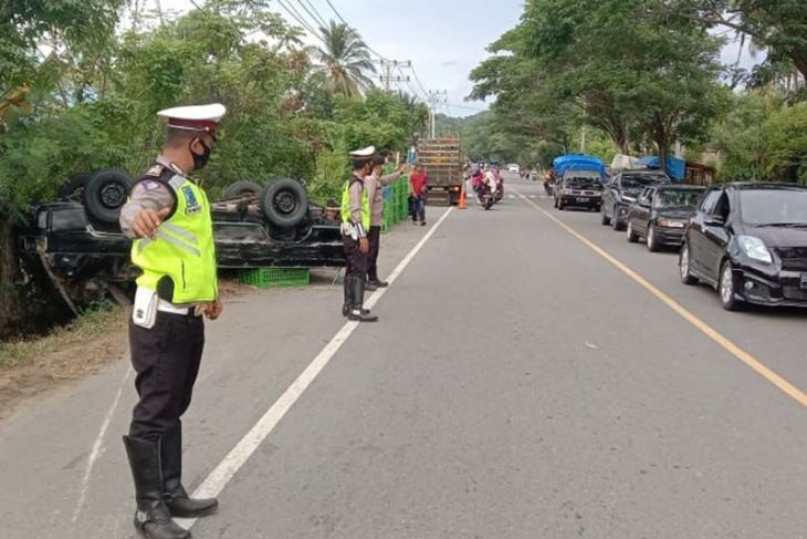 Akibat Rem Macet, Mobil Pick Up Terjungkal di Pidie Jaya