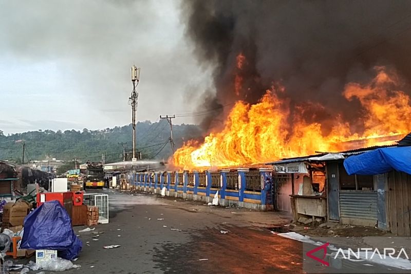 Ratusan Kios di Pasar Wosi Manokwari Terbakar