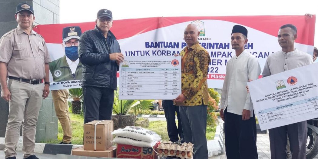 Gubernur Aceh Nova Iriansyah Serahkan Bantuan Bagi Korban Puting Beliung Bener Meriah