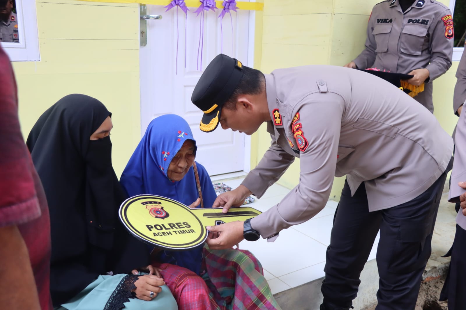 Kapolres Aceh Timur Serahkan Satu Unit Rumah untuk Dhuafa