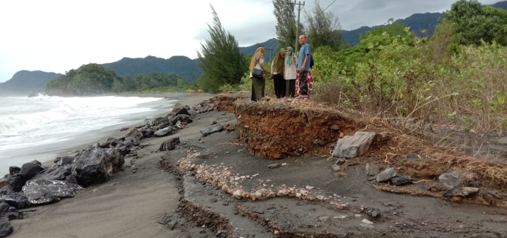 Jalan dan Kebun Warga di Leupung Aceh Besar Rusak Dihantam Gelombang Pasang