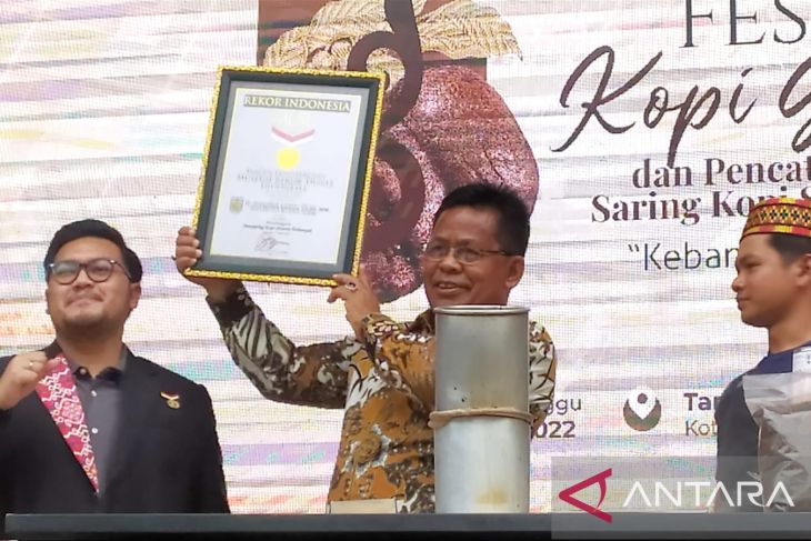 Banda Aceh Catat Rekor MURI 1.001 Saring Kopi
