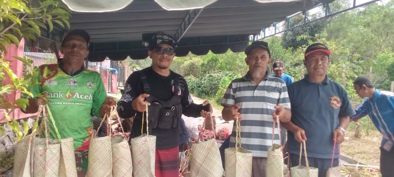 Reje Paya Tumpi Baru Manfaatkan Eumpang Sebagai Pengganti Plastik Bagikan Daging Kurban