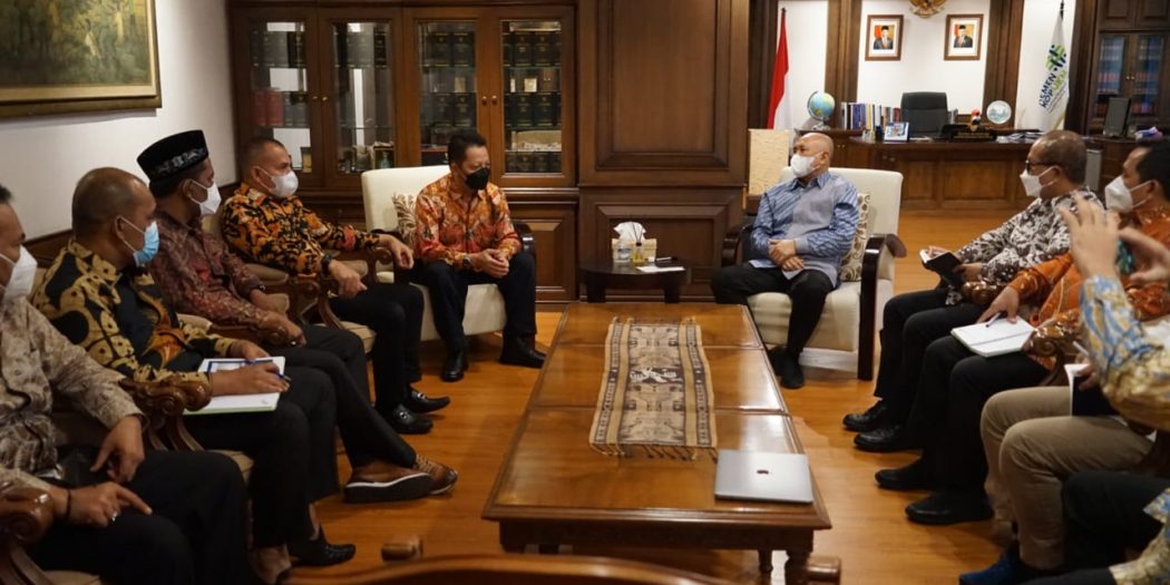 Menteri Teten Janji Bangun Rumah Produksi Nilam di Aceh