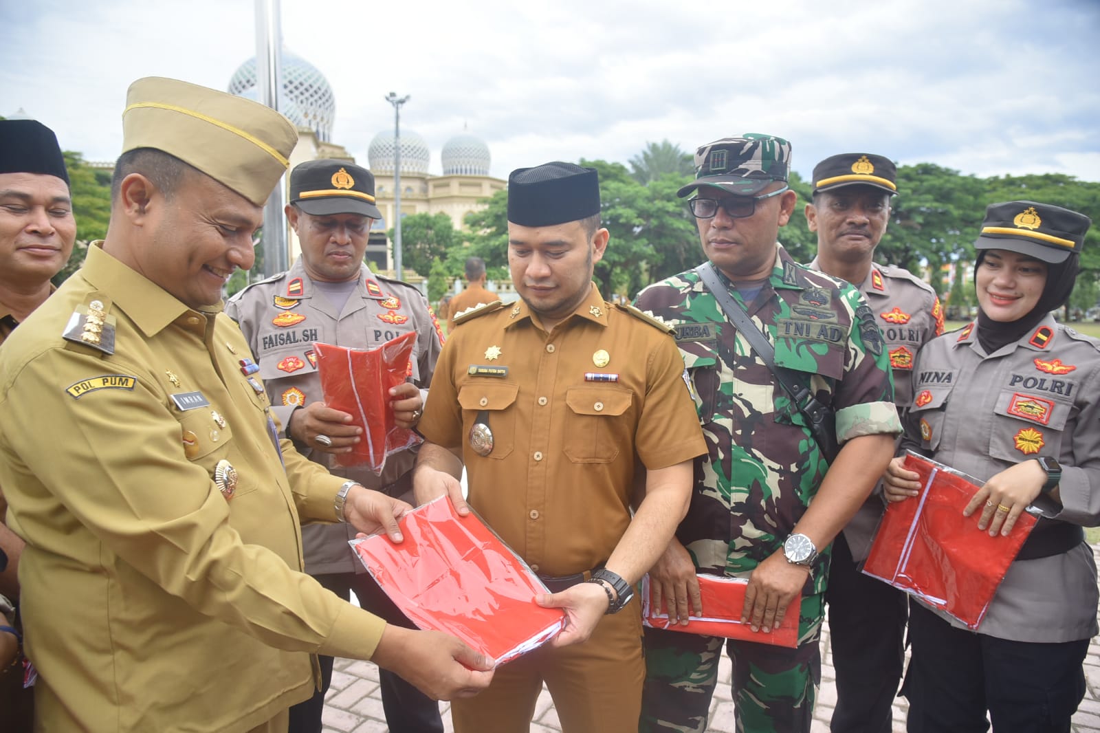 Pj Walikota Lhokseumawe Bagi 10 Ribu Bendera