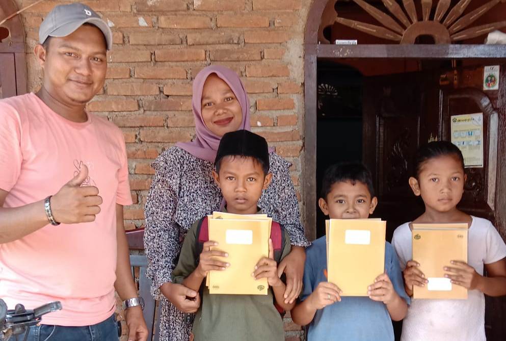 Karang Taruna Putra Putri Pertiwi Bagi 1000 Buku Tulis di Dewantara