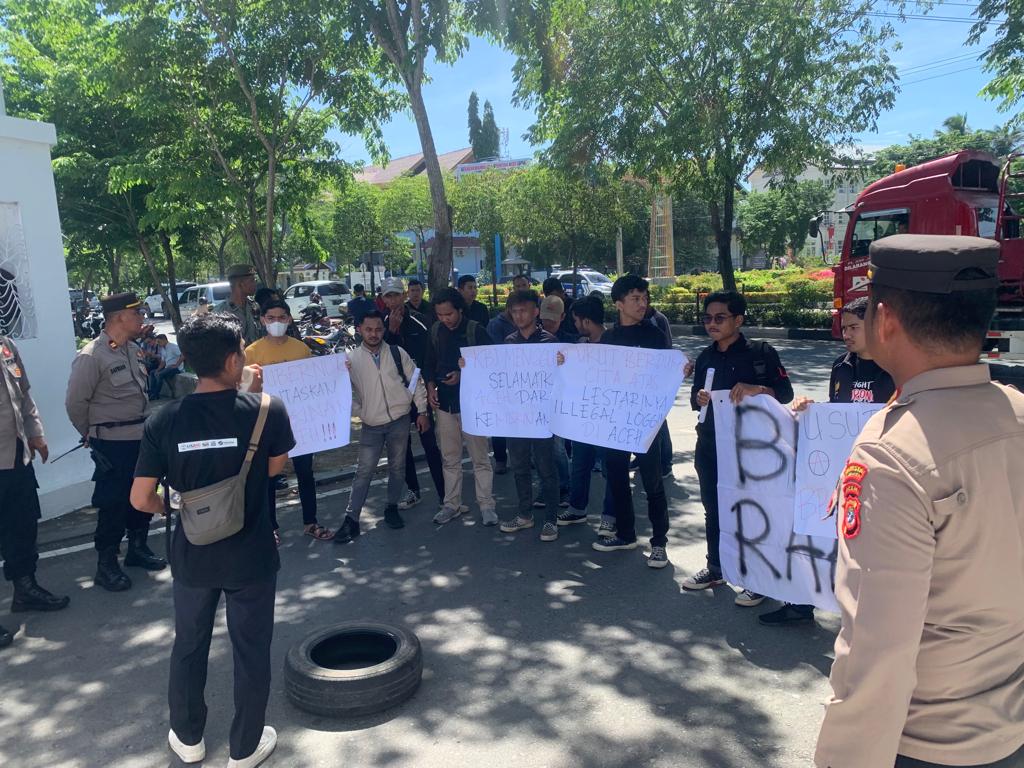 Massa KBJ Demo di Kantor Gubernur Aceh, Tuntut Turunkan Angka Kemiskinan dan Tolak Kenaikan BBM
