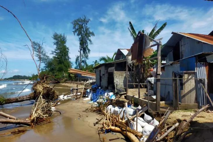 Rumah Warga di Abdya Rusak Dihantam Gelombang Laut