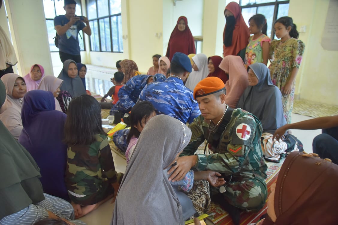 TNI Antar Sembako Korban Banjir ke Desa Terisolir di Aceh Utara