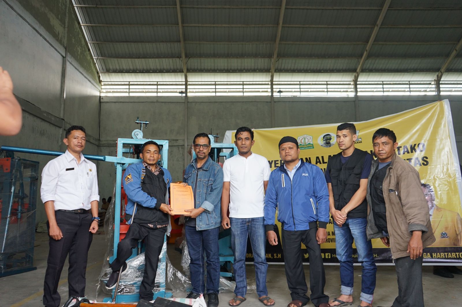 Hendra Budian Serahkan Sejumlah Bantuan UMKM Kepada Penyandang Disabilitas