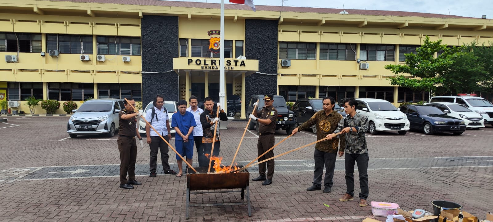 Polresta Banda Aceh Musnahkan Barang Bukti 12 Bal Ganja Kering