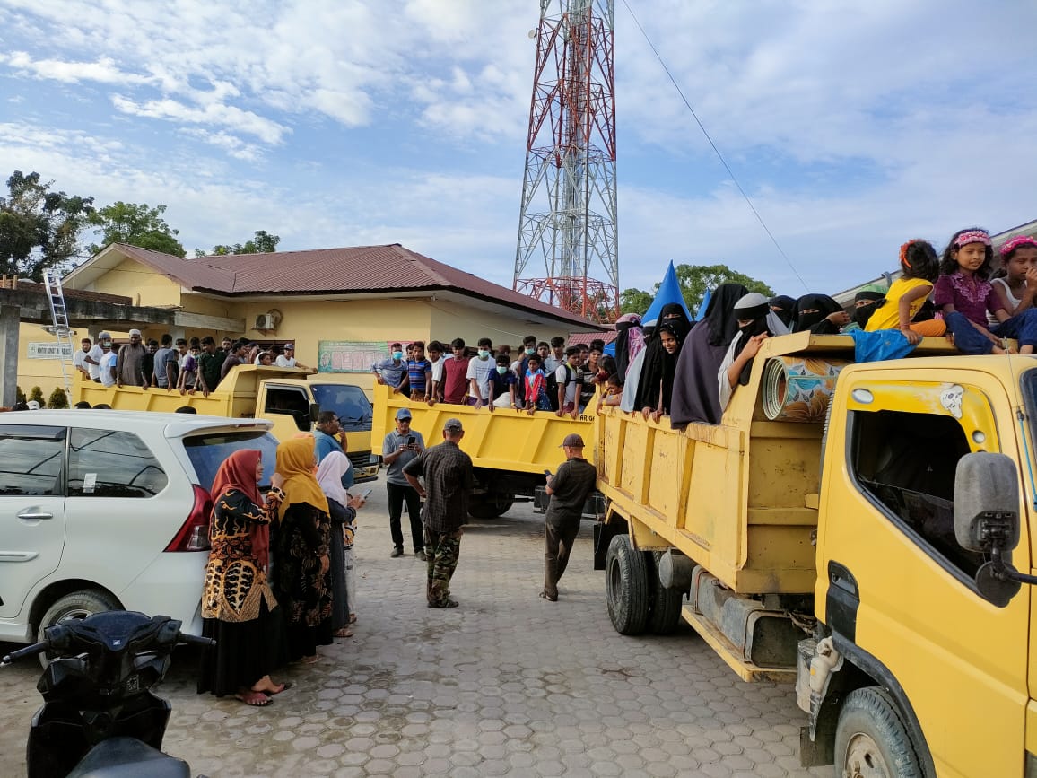 Warga Pindahkan Pengungsi Rohingya di Muara Batu ke Kantor Bupati Aceh Utara