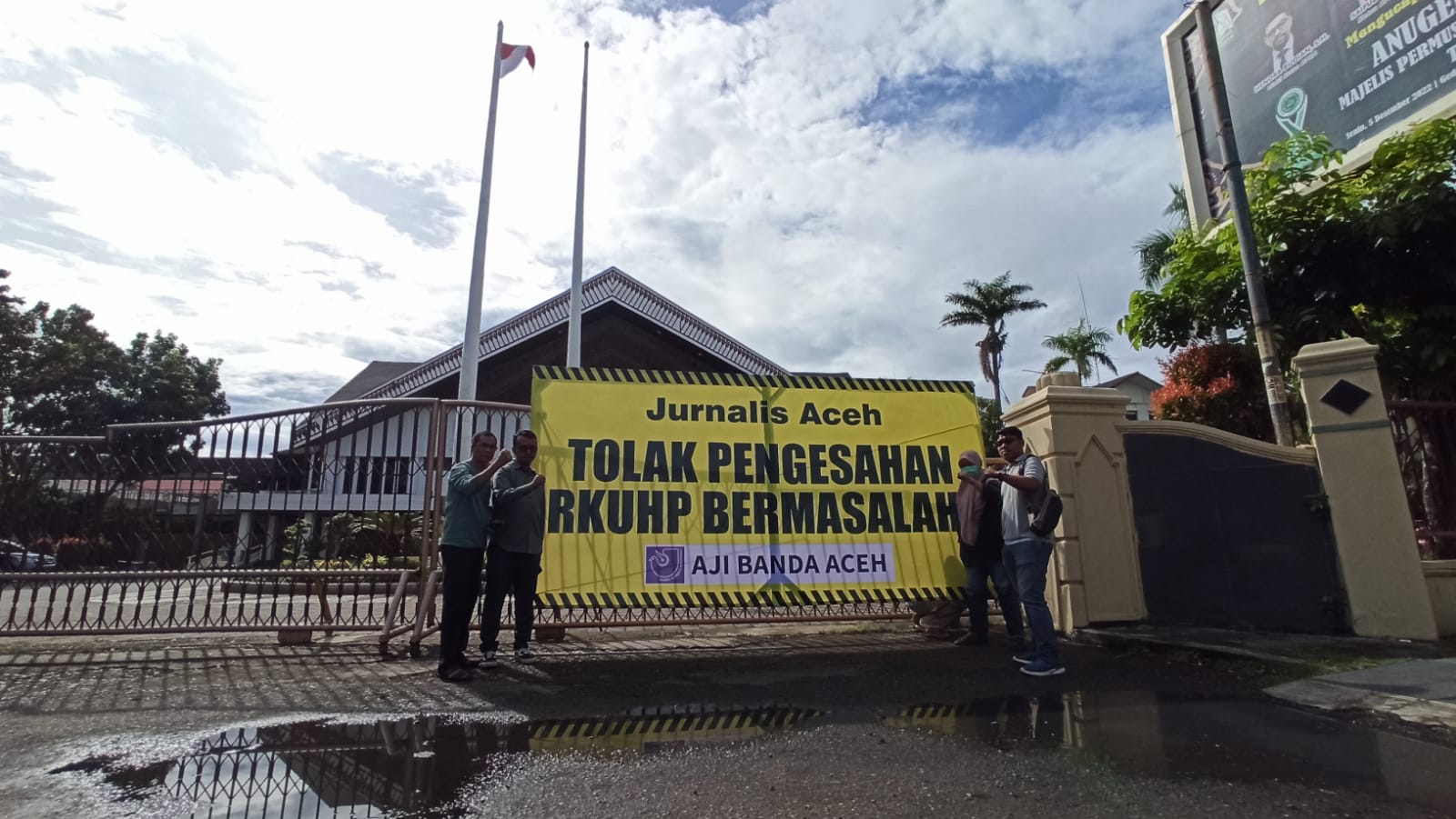 Tolak RKUHP, AJI Banda Aceh Kirim Papan Spanduk ke kantor DPRA dan Gubernur Aceh