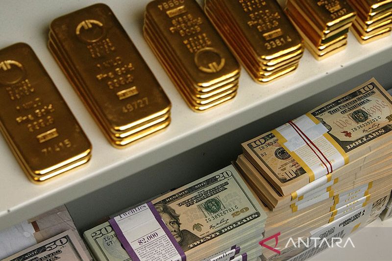 Emas menguat 15,60 dolar didorong oleh "greenback" yang lebih lemah