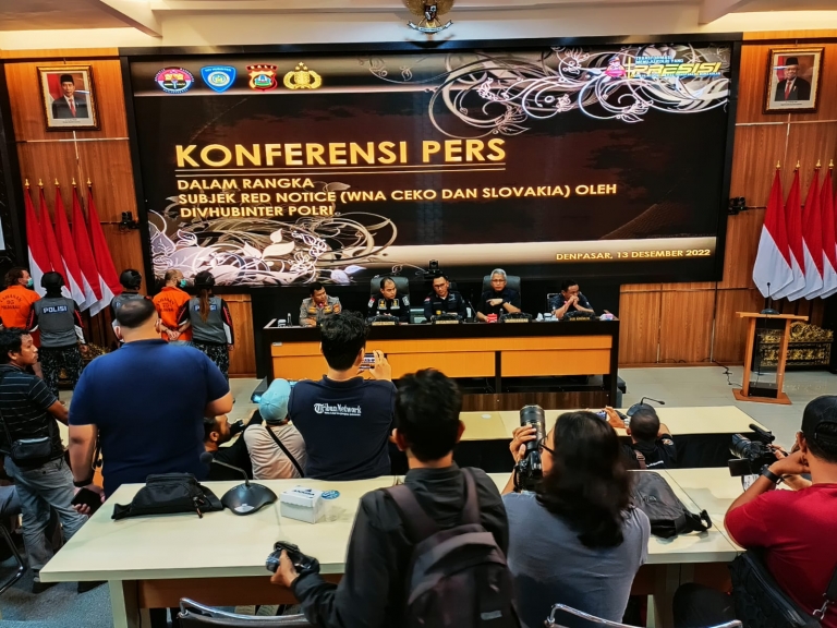 Polisi Tangkap 2 Orang Buron Interpol Asal Republik Ceko dan Slovakia