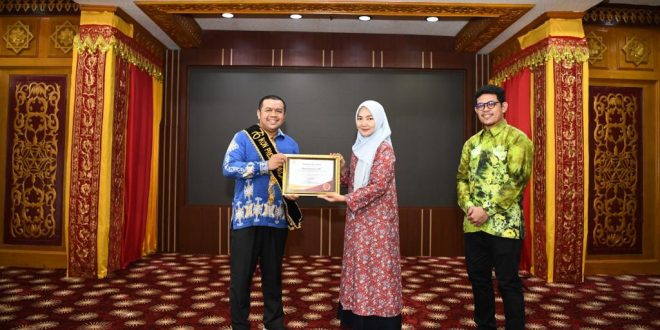 Ketua TP PKK Aceh Serahkan Penghargaan Ikon Prestasi Pancasila kepada Ketua BFLF