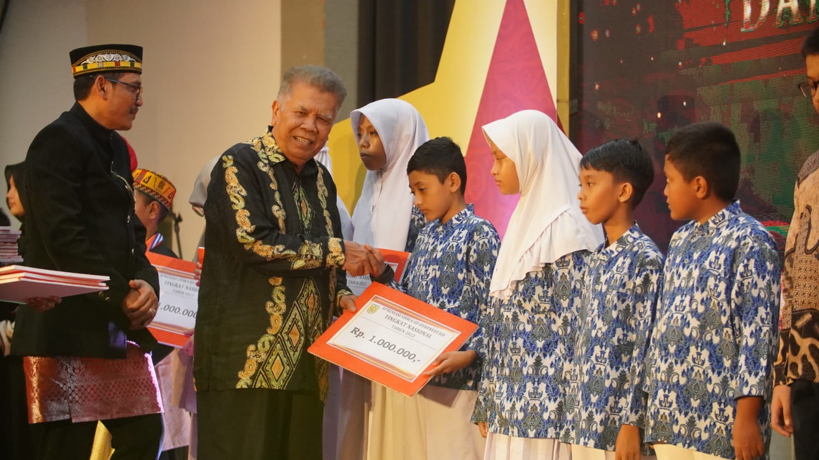 Ratusan Siswa dan Puluhan Guru di Banda Aceh Diberi Penghargaan