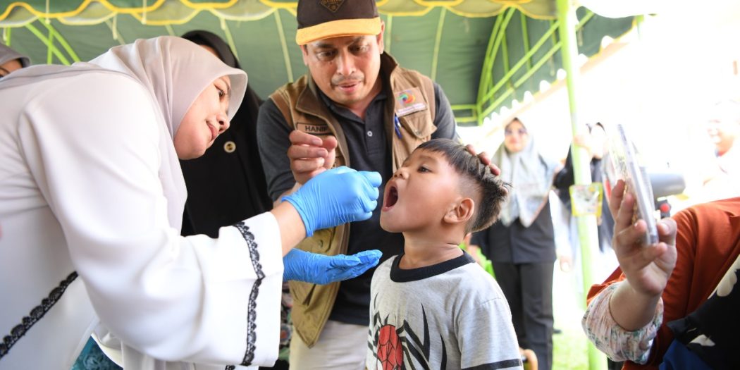 Di Jantho, Anak-Anak Diberi Vaksin Polio