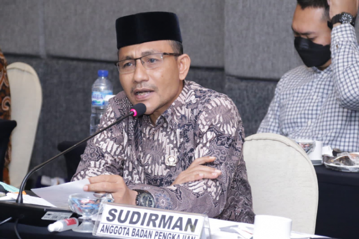 Haji Uma Serahkan Bantuan Ke Korban Banjir