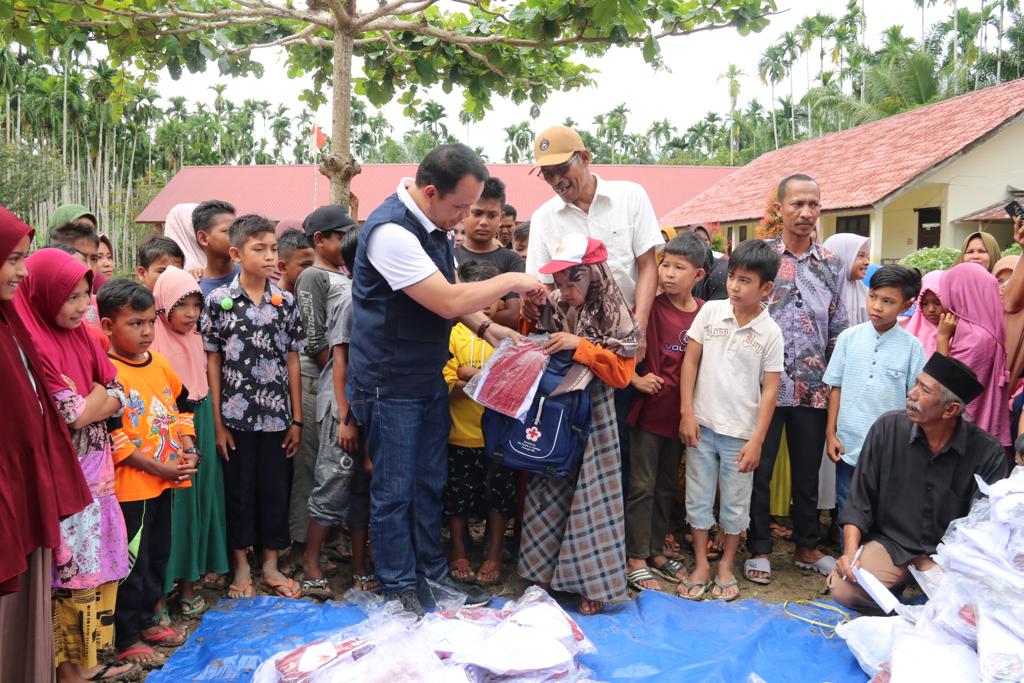 PMI Aceh Utara Salurkan 300 Seragam Sekolah untuk Anak Terkena Banjir