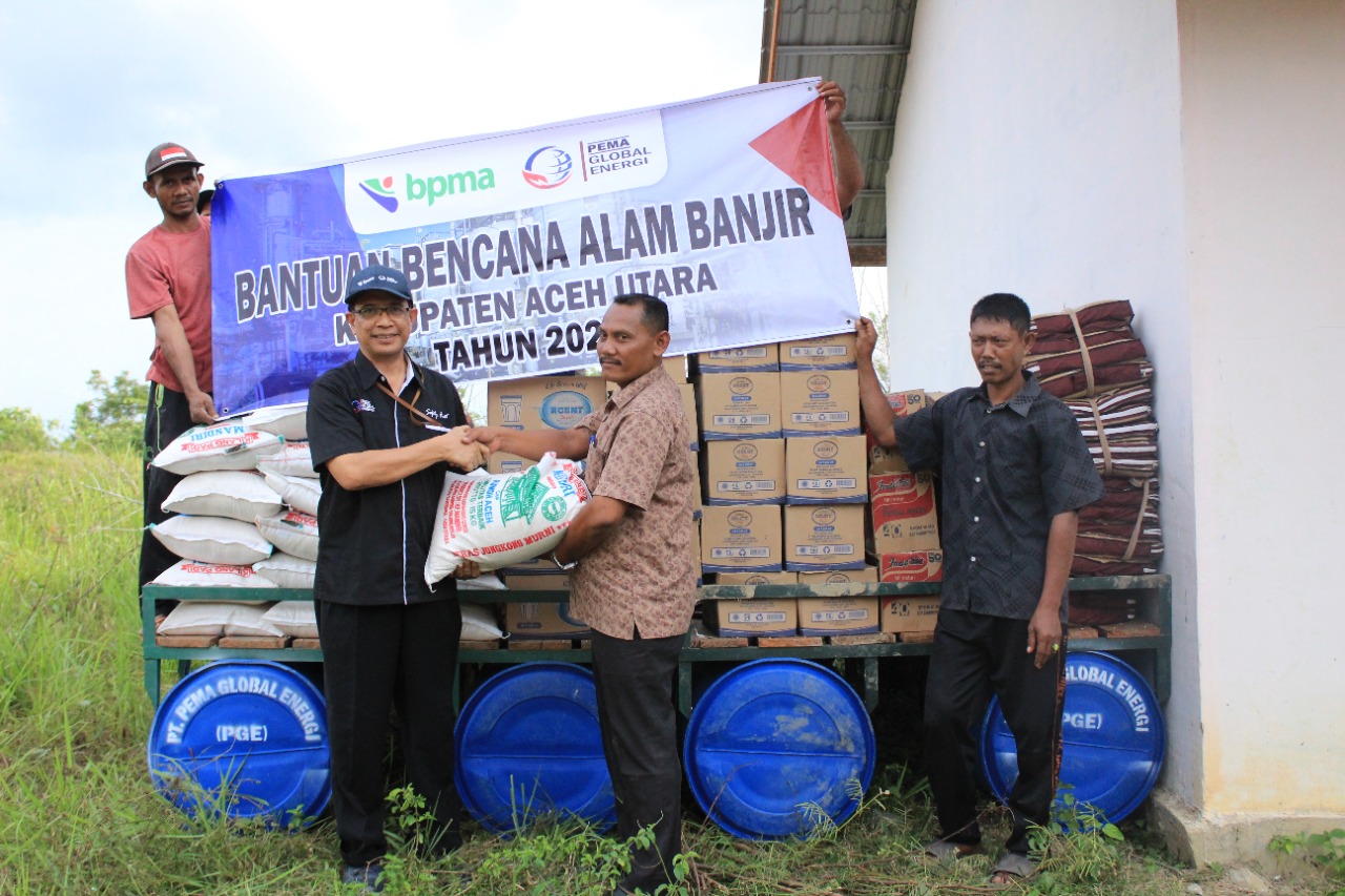 PGE Bantu Rakit dan Sembako untuk Korban Banjir Langkahan