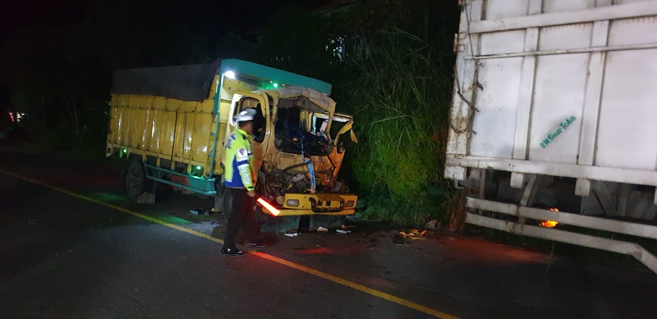 Diduga Mengantuk, Mobil Colt Diesel Tabrak Belakang Mobil Truk Hino yang Sedang Parkir