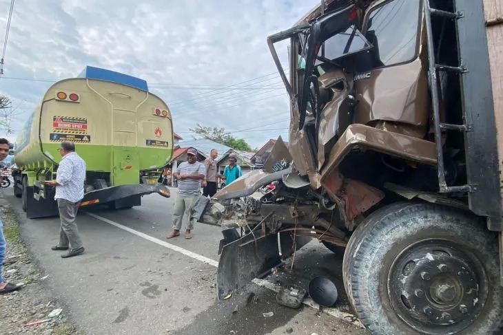 Mobil Bermuatan Pupuk 15 Ton Hantam Truk CPO di Pidie
