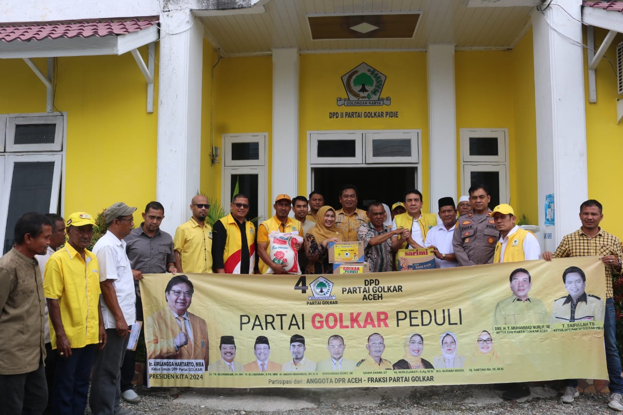 T. M. Nurlif Serahkan Bantuan Sembako Kepada Masyarakat Terdampak Banjir di Pidie