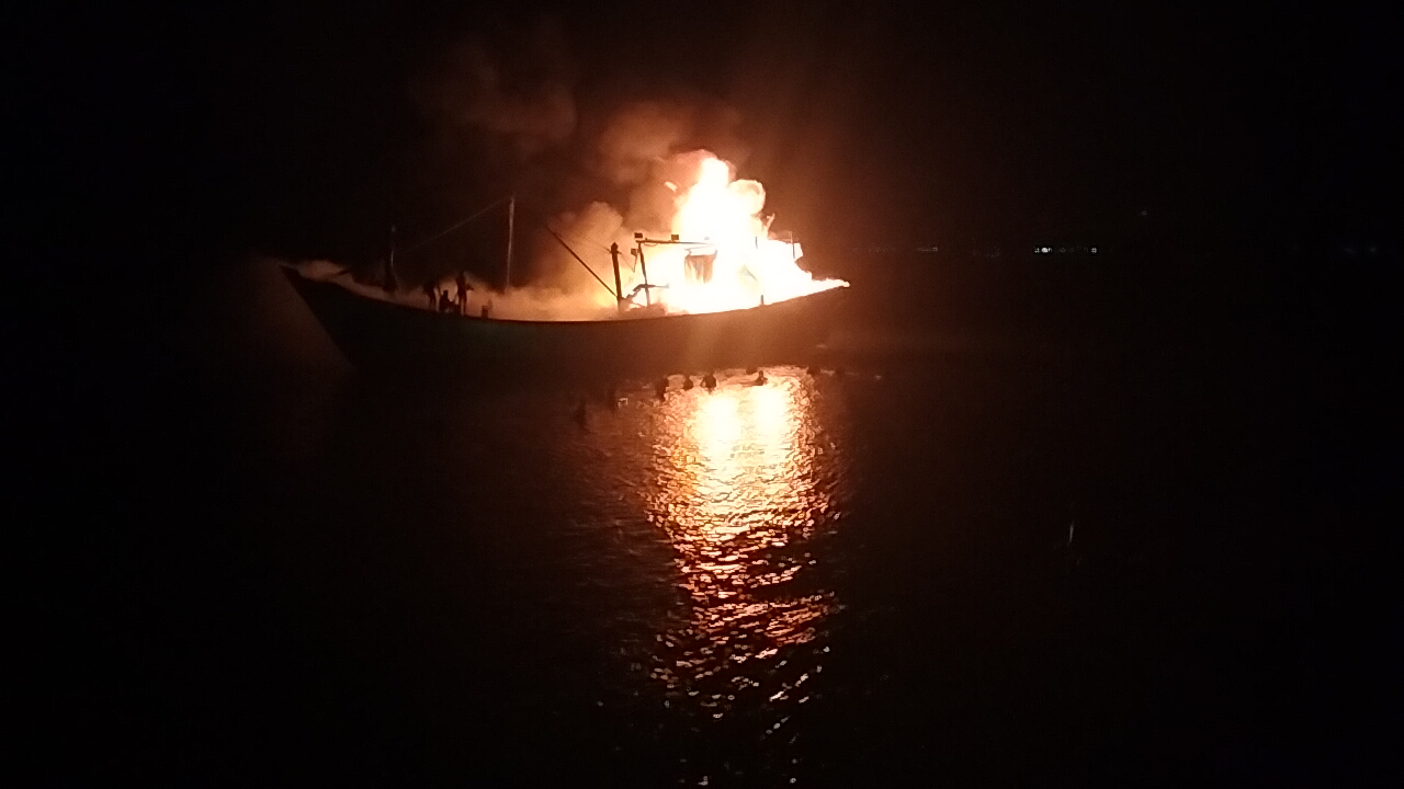 Kapal Nelayan di Krueng Mane Terbakar
