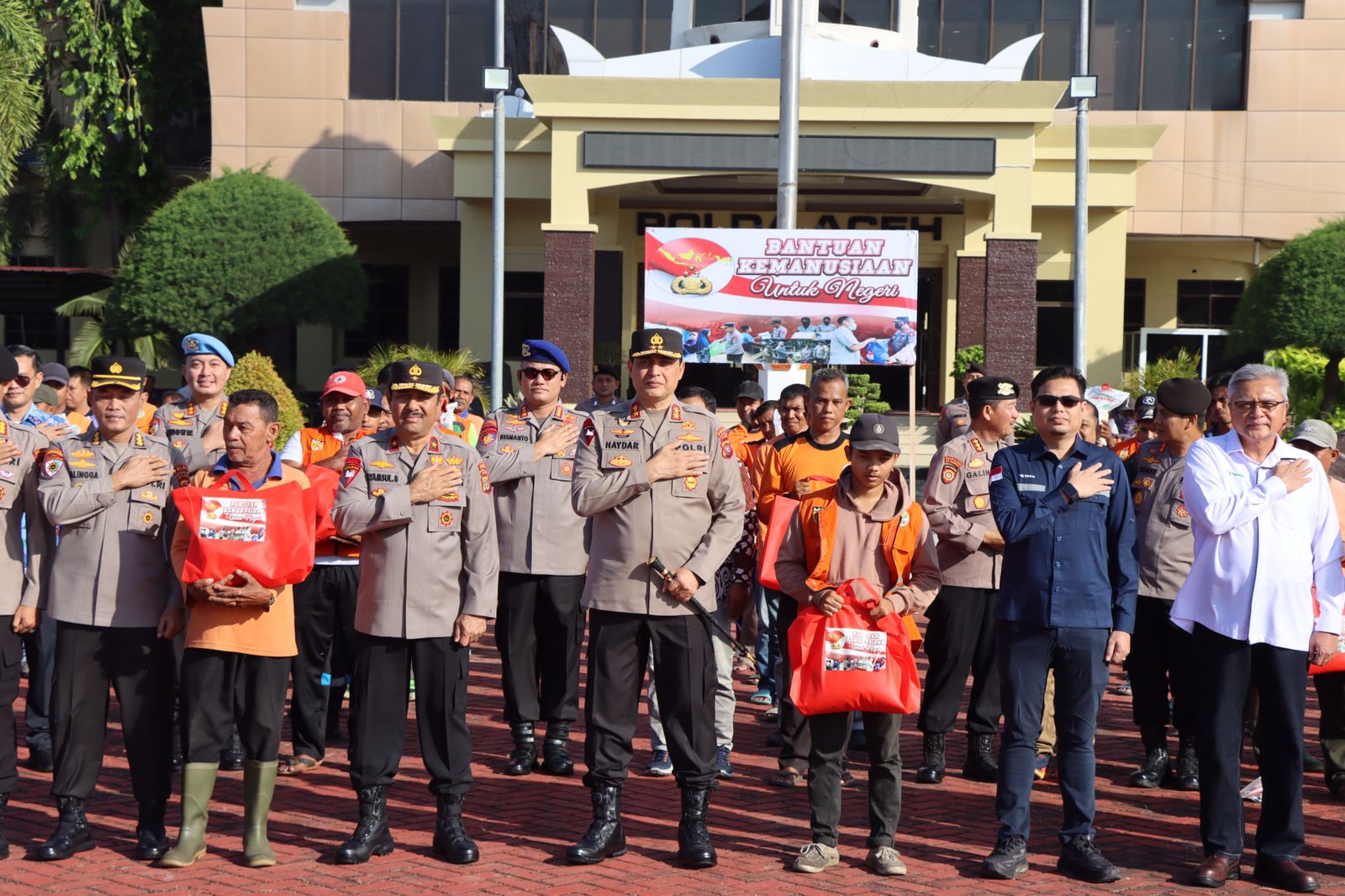 Jumat Berkah Ramadan, Kapolda Aceh beserta Jajaran Bagikan 2.300 Paket Sembako