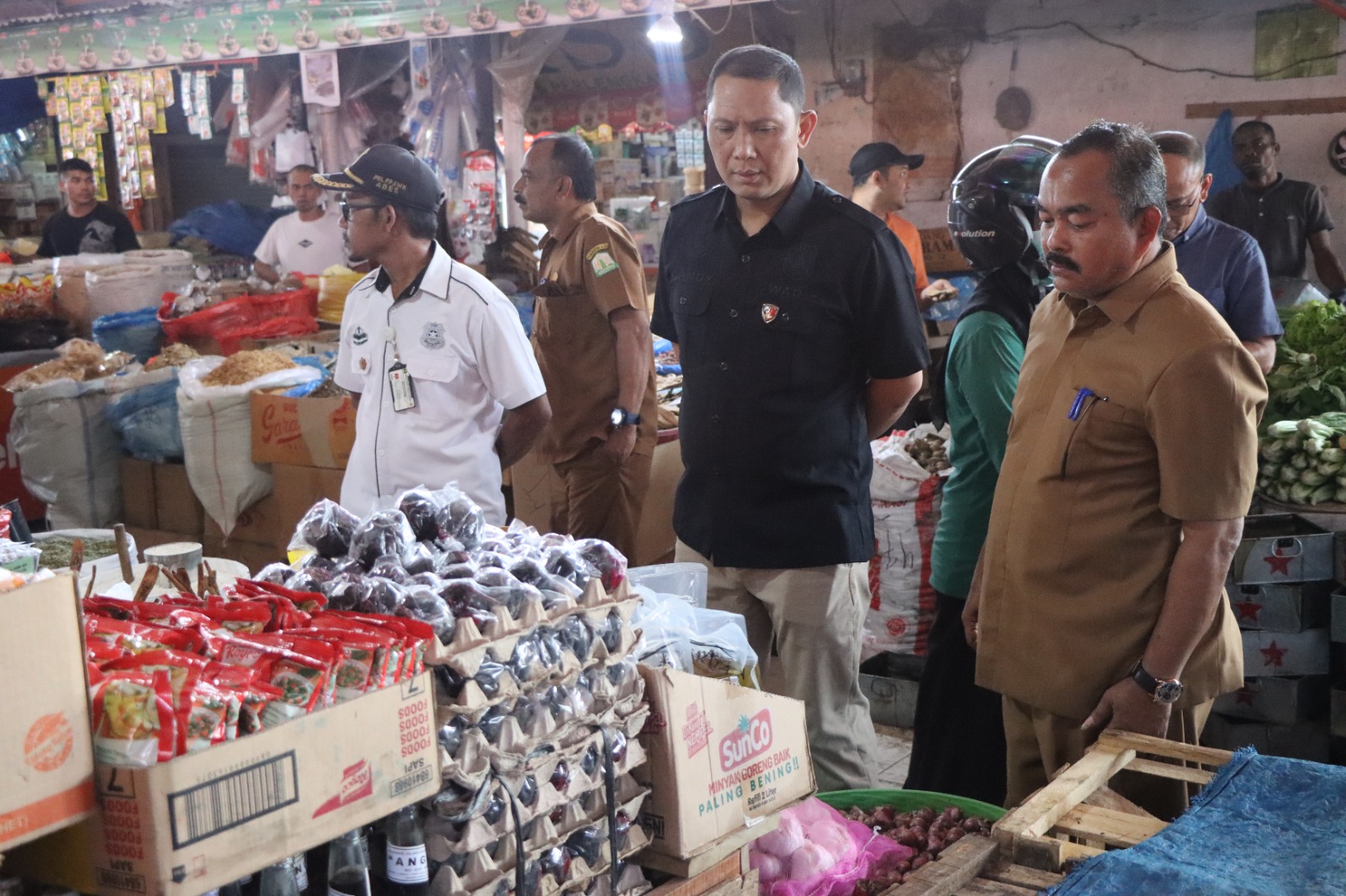 Dirreskrimsus Bersama Pejabat dari Instansi Terkait Sidak Bulog dan Pasar Tradisional