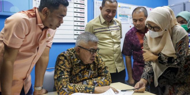Sekda dan Anggota Komisi V DPR Aceh Tinjau RSUDZA