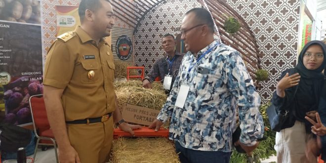 Wagub Sumbar Lirik Mesin Press Jerami Portabel di Stand Pemprov Aceh
