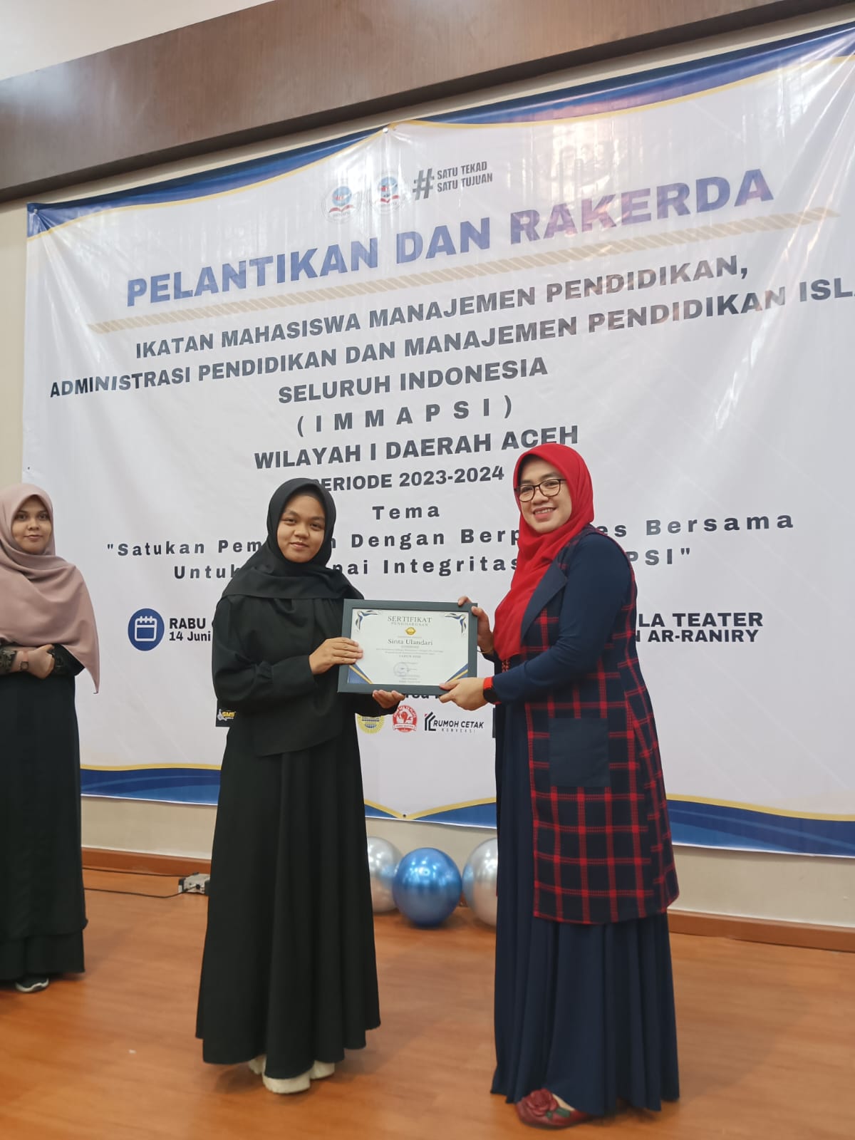 Memiliki IPK Tertinggi, Sinta Ulandari Terima Penghargaan dari IMMAPSI I Daerah Aceh