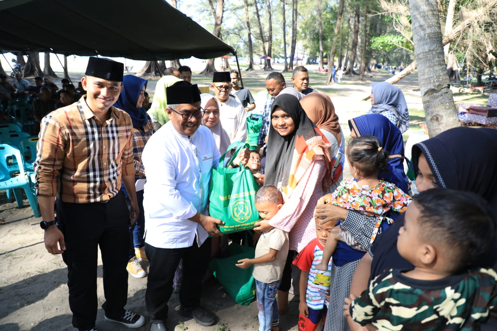 Angka Stunting Tinggi, Pj Bupati Mahyuzar dan Dandim Letkol Hendra Beri Bantuan Untuk 20 Anak Keluarga Besar Kodim