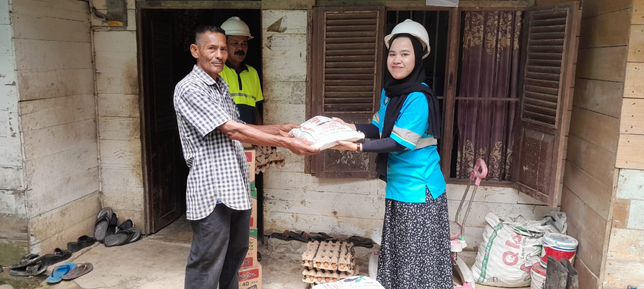 Brimob Aceh dan IBAS Salurkan Bantuan Sambil Pasang Bendera ke Rumah Warga