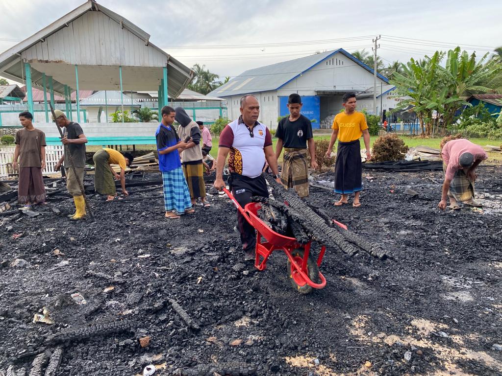 Tim Gabungan TNI/Polri Bersih-bersih Sisa Kebakaran di Dayah Darul Abral Sawang
