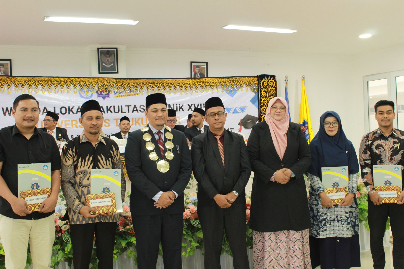 Fakultas Teknik, Universitas Teuku Umar, Menghargai Prestasi Dosen, Alumni Inspiratif, dan Memberikan Kartu Alumni Simbolis kepada Lulusan
