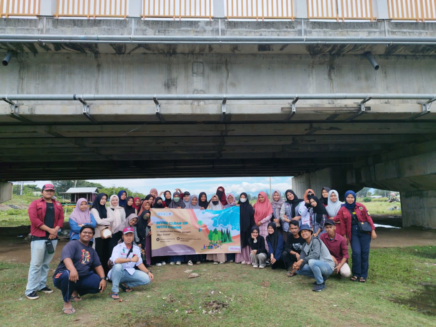 Sejumlah Organisasi Intra dan Eksternal Kampus di Aceh Pungut Sampah di Pesisir Sungai Lamyong, Banda Aceh