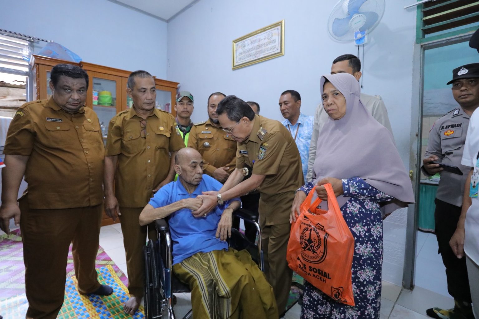 Pemko Banda Aceh Serahkan Kursi Roda ke Warga Lhong Cut