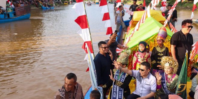Achmad Marzuki Ikutserta Meriahkan Lomba Perahu Hias PKA-8