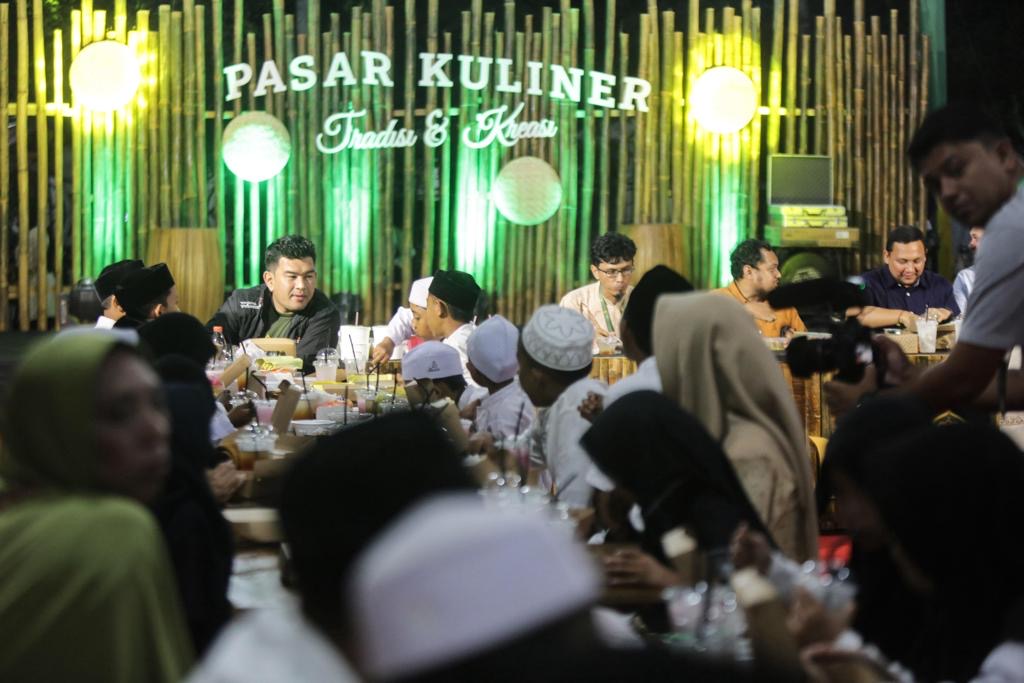 Partisipan Pasar Kuliner PKA-8 Jamu Makan Malam dan Santuni 50 Anak Yatim