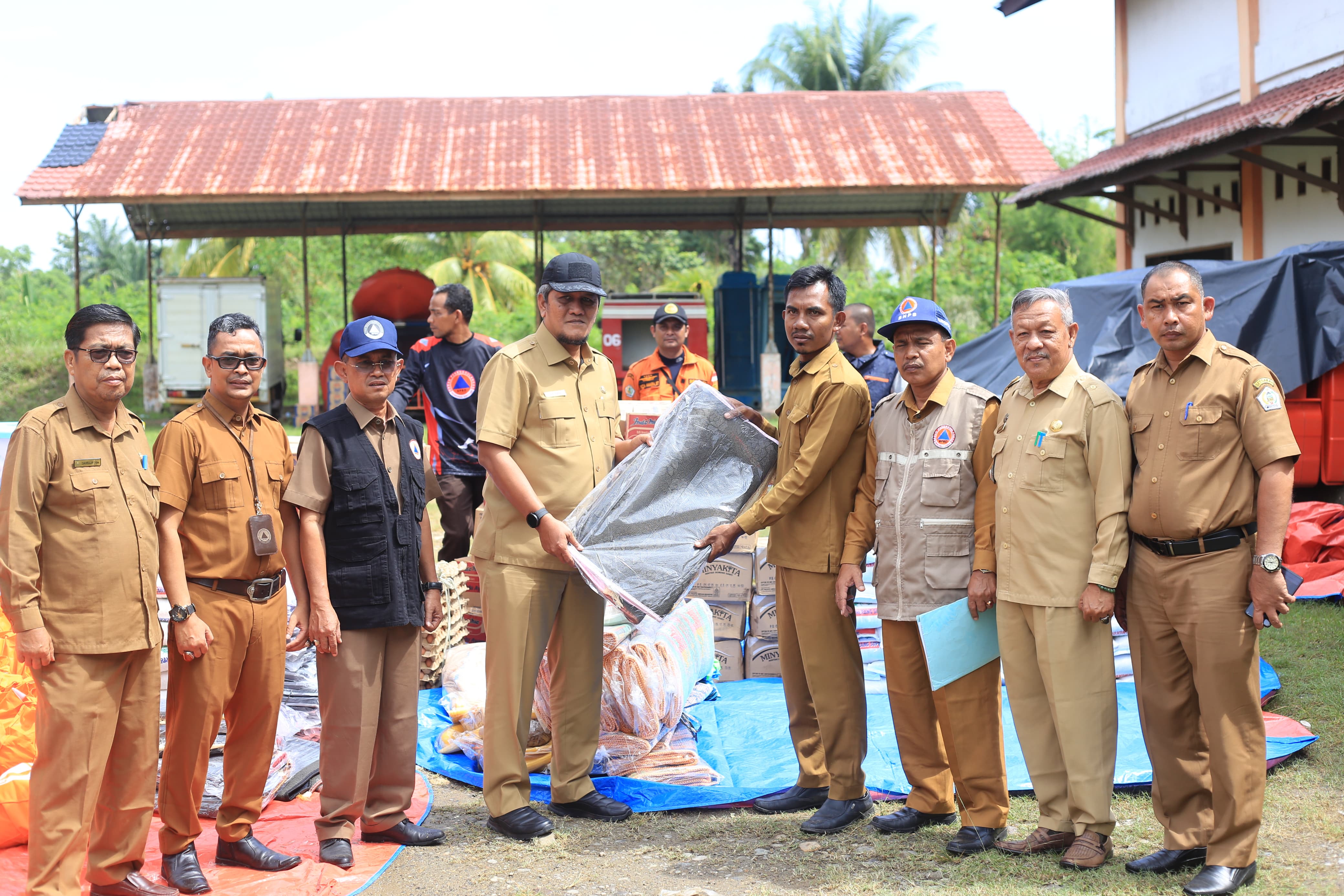 Pemkab Utara Serahkan Bantuan untuk 13 Kecamatan Terdampak Banjir