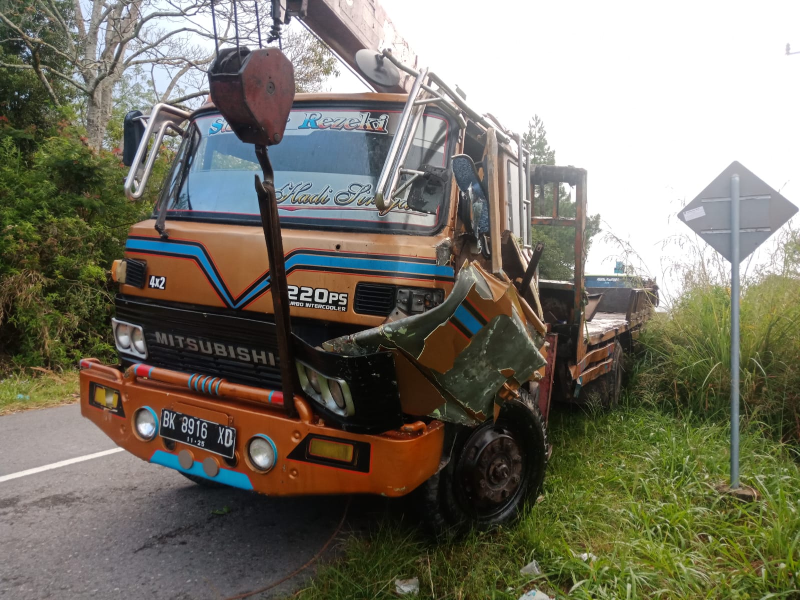 Fuso Terbalik di Jalan KKA Bener Meriah