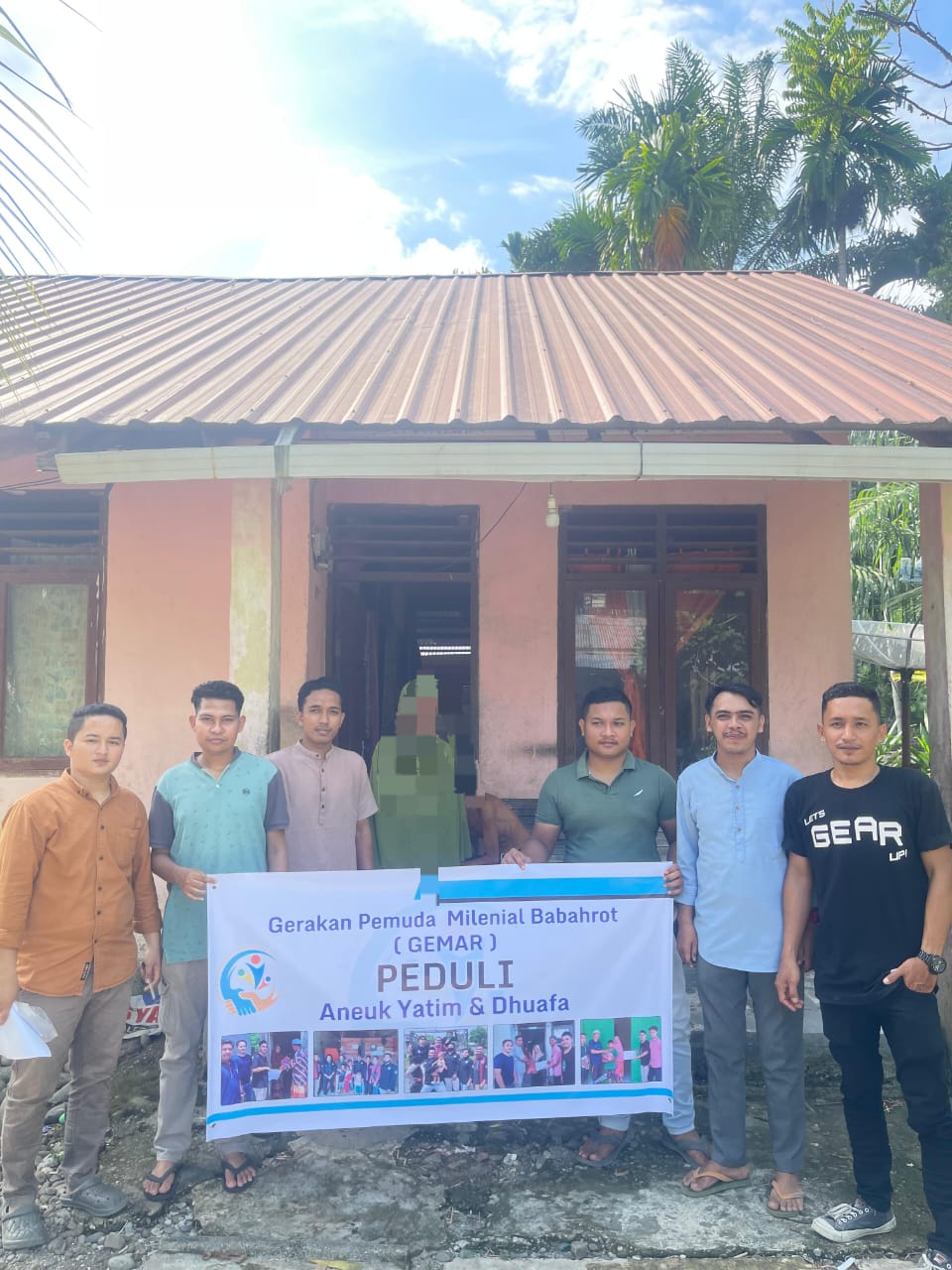 Pemuda Babahrot Abdya Bagikan 70 Paket Sembako kepada Masyarakat
