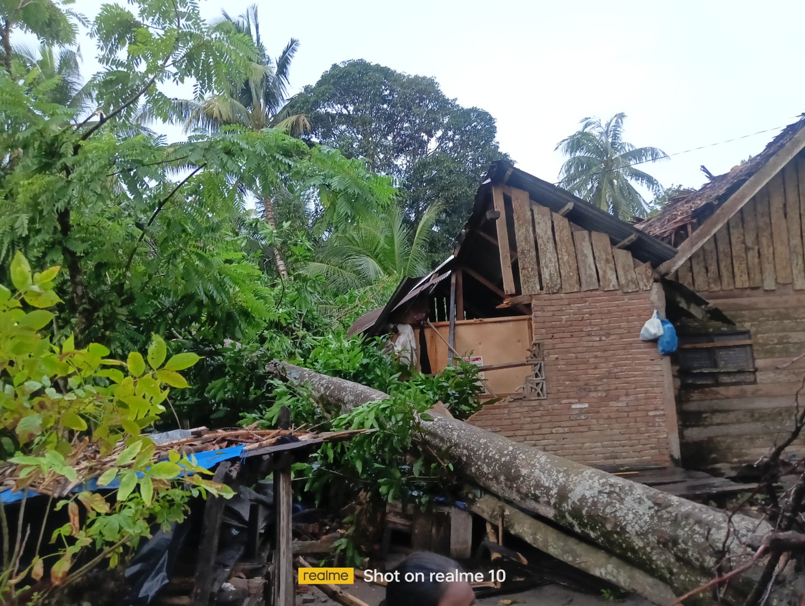 Hujan Deras Disertai Angin Kencang Rusak 173 Bangunan di Tanah Luas