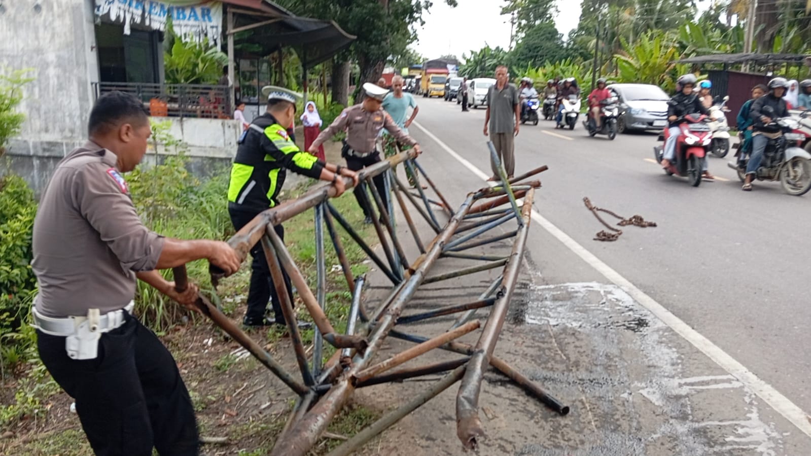 Bahayakan Keselamatan, Gapura Selamat Datang Lhoksukon Dirubuhkan